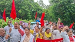 ਪੰਜਾਬ ਭਰ ਵਿੱਚ ਐਮਰਜੈਂਸੀ ਸੇਵਾਵਾਂ ਨੂੰ ਛੱਡ ਕੇ ਸੰਪੂਰਨ ਹੜਤਾਲ, ਰਾਜਿੰਦਰਾ ਹਸਪਤਾਲ ਪਟਿਆਲਾ OPD ਬਾਹਰ ਜ਼ੋਰਦਾਰ ਰੋਸ ਮੁਜ਼ਾਹਰਾ
