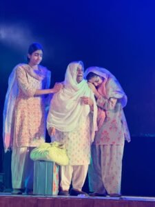 ਦਰਸ਼ਕਾਂ ਨੂੰ ਭਾਵੁਕ ਕਰ ਗਿਆ ‘ਮਾਈ’ (ਨਿਰਮਲ ਰਿਸ਼ੀ) ਵੱਲੋਂ ਲਾਹੌਰ ਛੱਡਣ ਲਈ ਆਪਣਾ ਸਮਾਨ ਚੁੱਕ ਕੇ ਜਾਣ ਦਾ ਸੀਨ