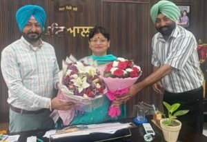 ਪ੍ਰਿੰਸੀਪਲ ਵਿਜੈ ਕਪੂਰ ਨੂੰ ਪਟਿਆਲਾ ਪੁੱਜਣ ਤੇ ਸਨਮਾਨਿਤ ਕੀਤਾ