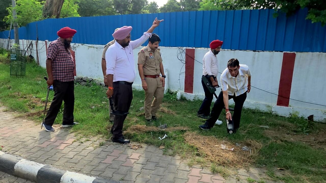 ਡੀਆਈਜੀ ਪਟਿਆਲਾ ਰੇਂਜ ਦੇ ਦਫ਼ਤਰ ਤੇ ਰਿਹਾਇਸ਼ ਦੇ ਬਾਹਰ ਮਿਲਿਆ ਲਾਵਾਰਿਸ ਬੈਗ, ਬੰਬ ਸਕੁਐਡ ਨੇ ਕੀਤੀ ਜਾਂਚ