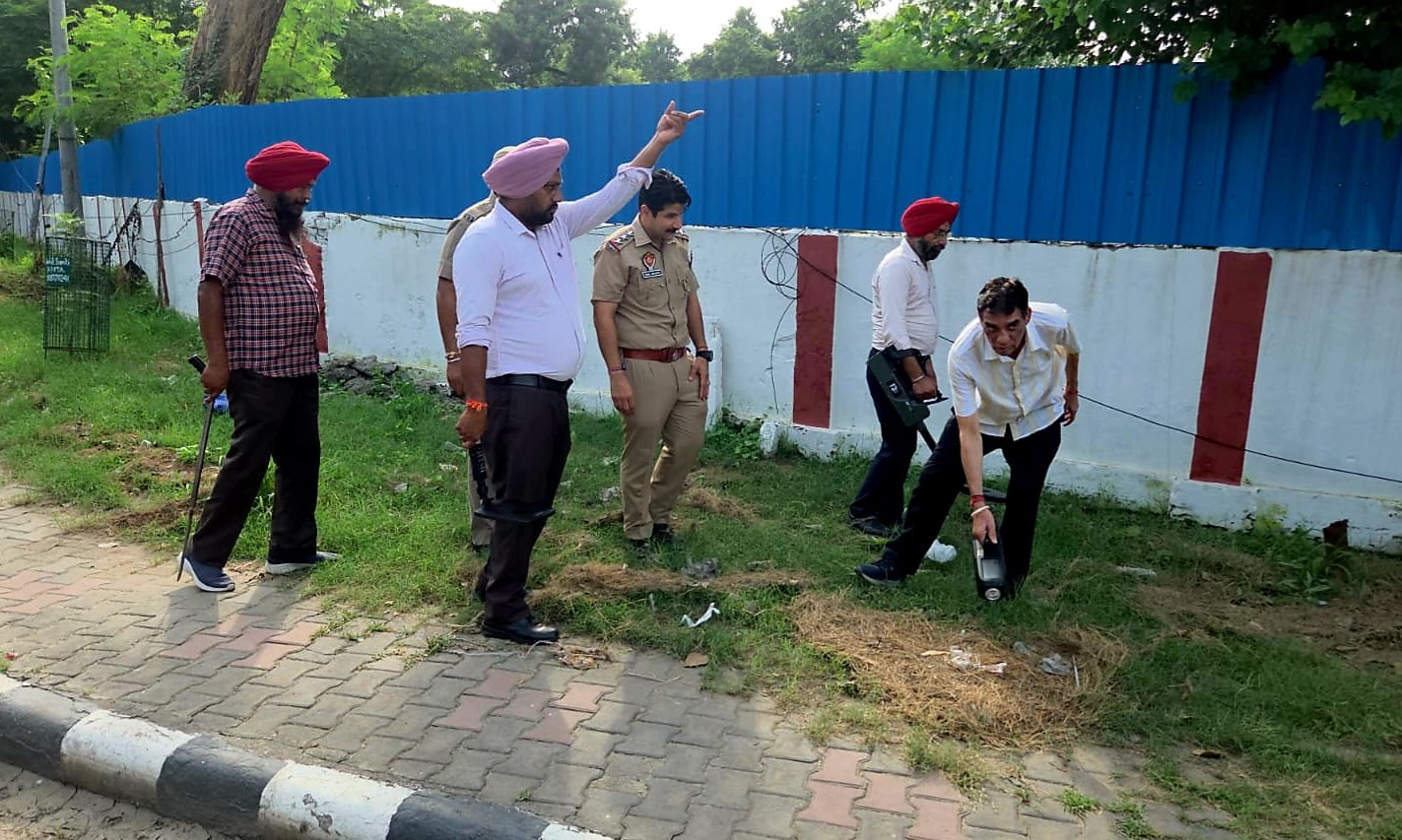 ਡੀਆਈਜੀ ਪਟਿਆਲਾ ਰੇਂਜ ਦੇ ਦਫ਼ਤਰ ਤੇ ਰਿਹਾਇਸ਼ ਦੇ ਬਾਹਰ ਮਿਲਿਆ ਲਾਵਾਰਿਸ ਬੈਗ, ਬੰਬ ਸਕੁਐਡ ਨੇ ਕੀਤੀ ਜਾਂਚ