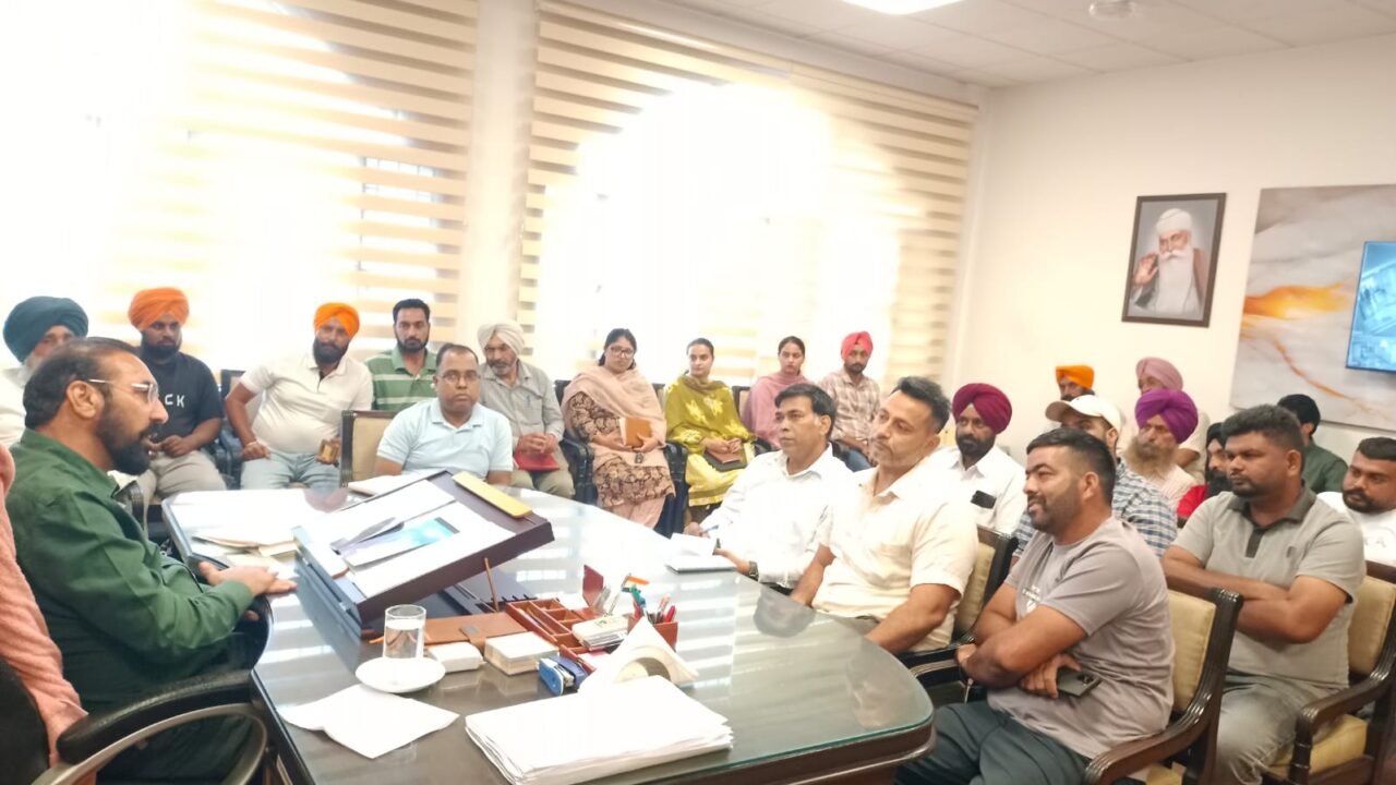 ਐਸ.ਡੀ.ਐਮ. ਪਟਿਆਲਾ ਵੱਲੋਂ ਝੋਨੇ ਦੀ ਵਾਢੀ ਤੋਂ ਪਹਿਲਾਂ ਬੇਲਰ ਮਾਲਕਾਂ ਨਾਲ ਕੀਤੀ ਗਈ ਮੀਟਿੰਗ