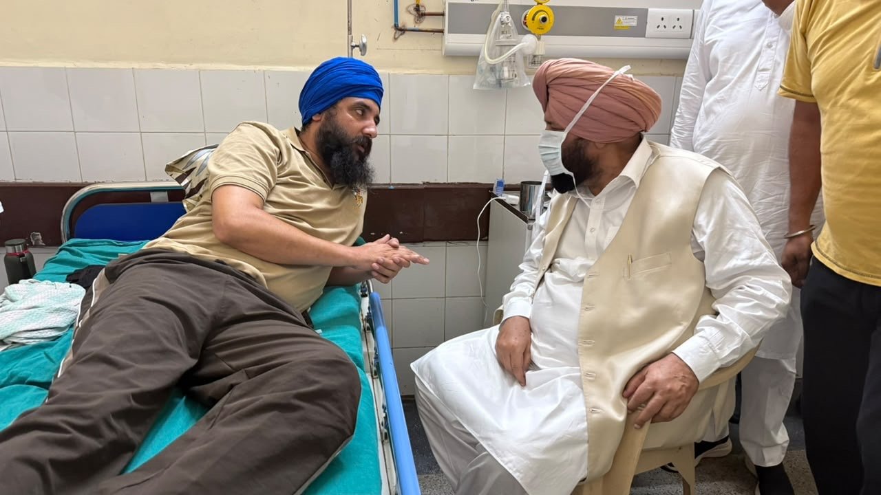 ਮਾਨਯੋਗ ਚੇਅਰਮੈਨ ਹਰਜੀਤ ਸਿੰਘ ਗਰੇਵਾਲ ਵੱਲੋਂ ਰਾਜਿੰਦਰਾ ਹਸਪਤਾਲ, ਪਟਿਆਲਾ ਵਿਖੇ ਮੋਹਨਜੀਤ ਸਿੰਘ ਨਾਲ ਮੁਲਾਕਾਤ