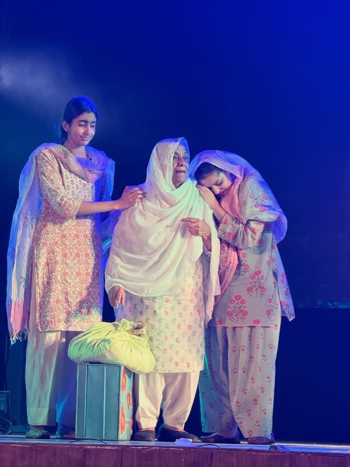 ਦਰਸ਼ਕਾਂ ਨੂੰ ਭਾਵੁਕ ਕਰ ਗਿਆ ‘ਮਾਈ’ (ਨਿਰਮਲ ਰਿਸ਼ੀ) ਵੱਲੋਂ ਲਾਹੌਰ ਛੱਡਣ ਲਈ ਆਪਣਾ ਸਮਾਨ ਚੁੱਕ ਕੇ ਜਾਣ ਦਾ ਸੀਨ