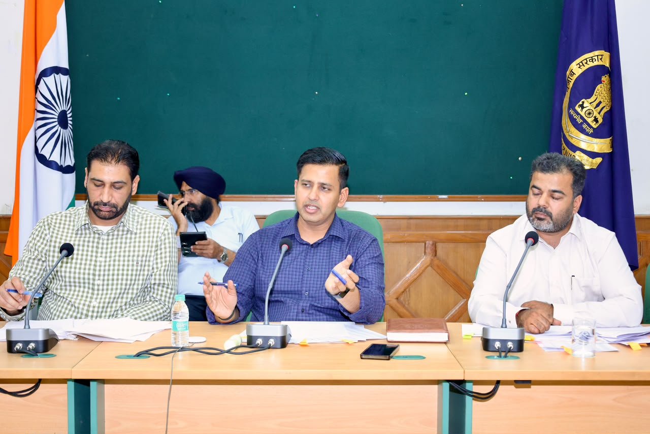 ਪਰਾਲੀ ਸਾੜਨ ਵਾਲੇ ਹੌਟ-ਸਪੌਟ ਪਿੰਡਾਂ ਵੱਲ ਵਿਸ਼ੇਸ਼ ਧਿਆਨ ਦੇਣ ਨੋਡਲ ਅਧਿਕਾਰੀ: ਡਾ. ਹਿਮਾਂਸ਼ੂ ਅਗਰਵਾਲ