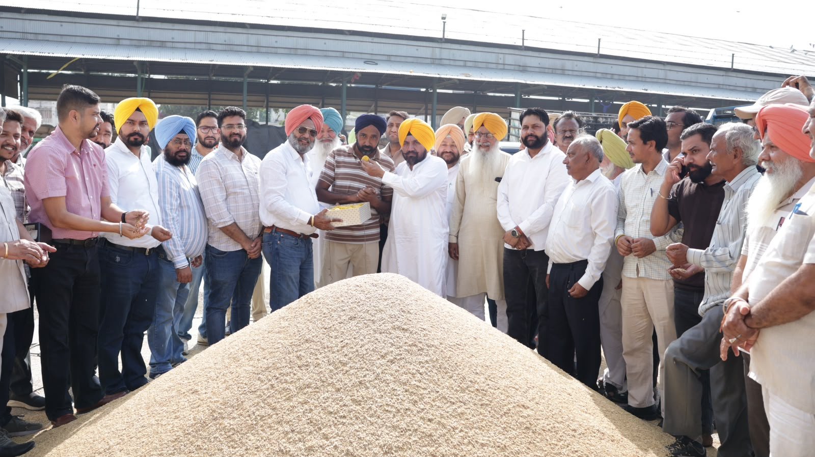 ਪੰਜਾਬ ਮੰਡੀ ਬੋਰਡ ਦੇ ਚੇਅਰਮੈਨ ਨੇ ਅਨਾਜ ਮੰਡੀ ਪਟਿਆਲਾ ਵਿਖੇ ਝੋਨੇ ਦੀ ਸਰਕਾਰੀ ਖਰੀਦ ਕਰਵਾਈ ਸ਼ੁਰੂ