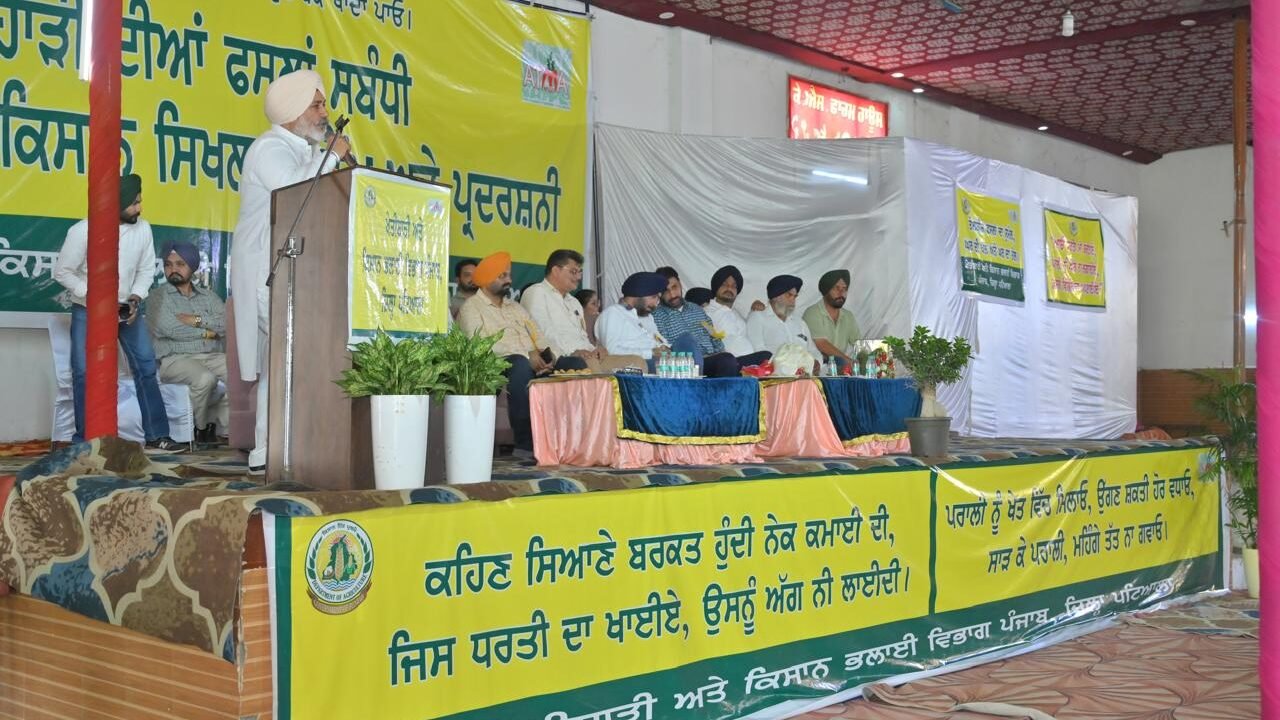 ਜ਼ਿਲ੍ਹਾ ਪੱਧਰੀ ਕਿਸਾਨ ਸਿਖਲਾਈ ਕੈਂਪ ‘ਚ ਪਰਾਲੀ ਨੂੰ ਅੱਗ ਨਾ ਲਗਾਉਣ ਵਾਲੇ 30 ਕਿਸਾਨਾਂ ਨੂੰ ਸਨਮਾਨਿਤ ਕੀਤਾ